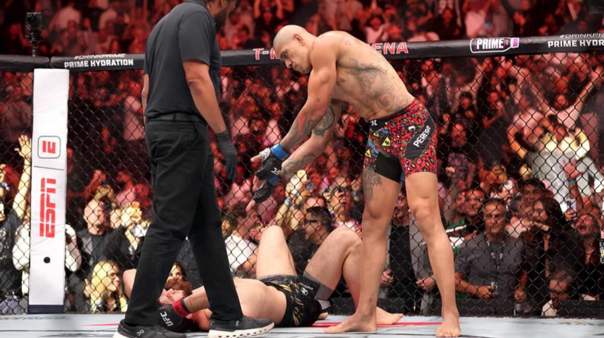 Припомнил прошлые оскорбления: Перейра эпично унизил россиянина после шикарной победы на UFC 320