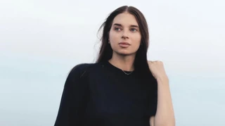 Дружина Усика зачарувала мережу: Катерина влаштувала ефектну фотосесію босоніж на березі моря