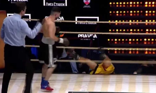 Неймовірний нокаут: Російський боксер вилетів за межі рингу головою вниз