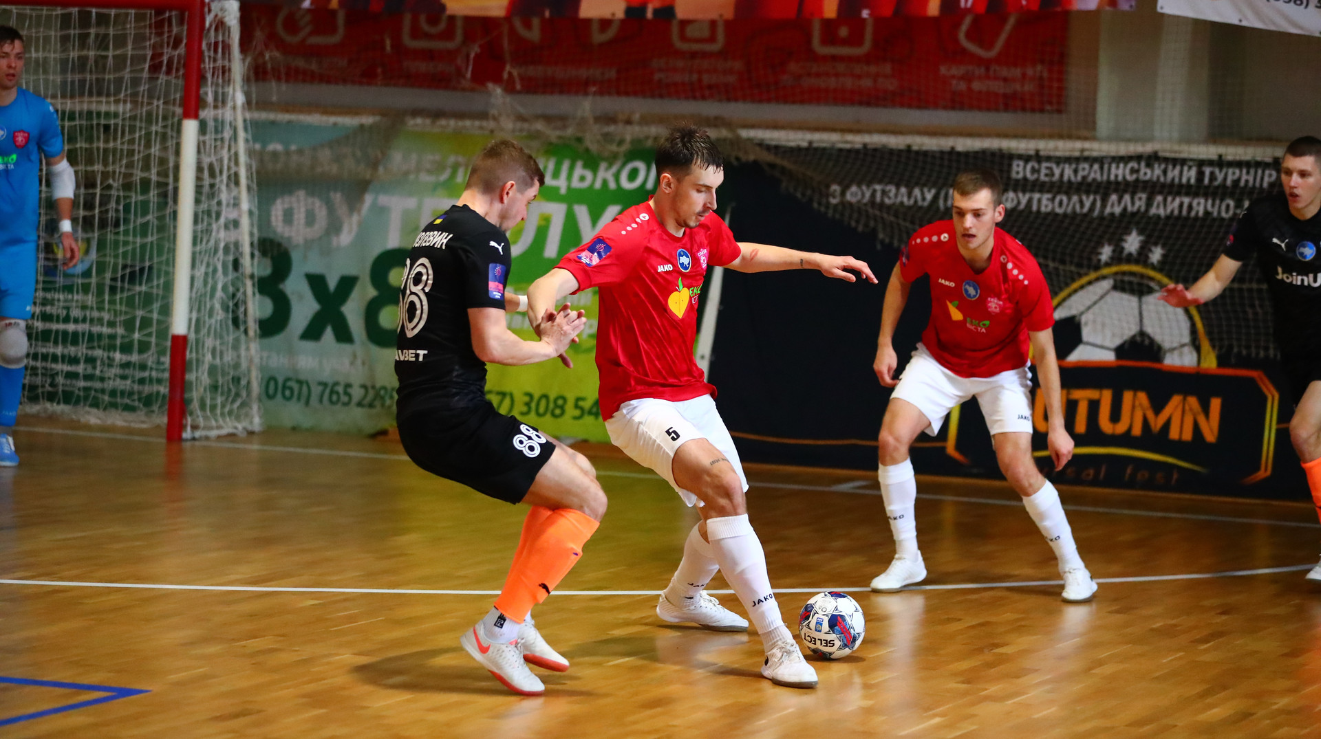 Чемпіони уникли сорому, червоні картки під ялинку: найцікавіше про 9-й тур Екстра-ліги