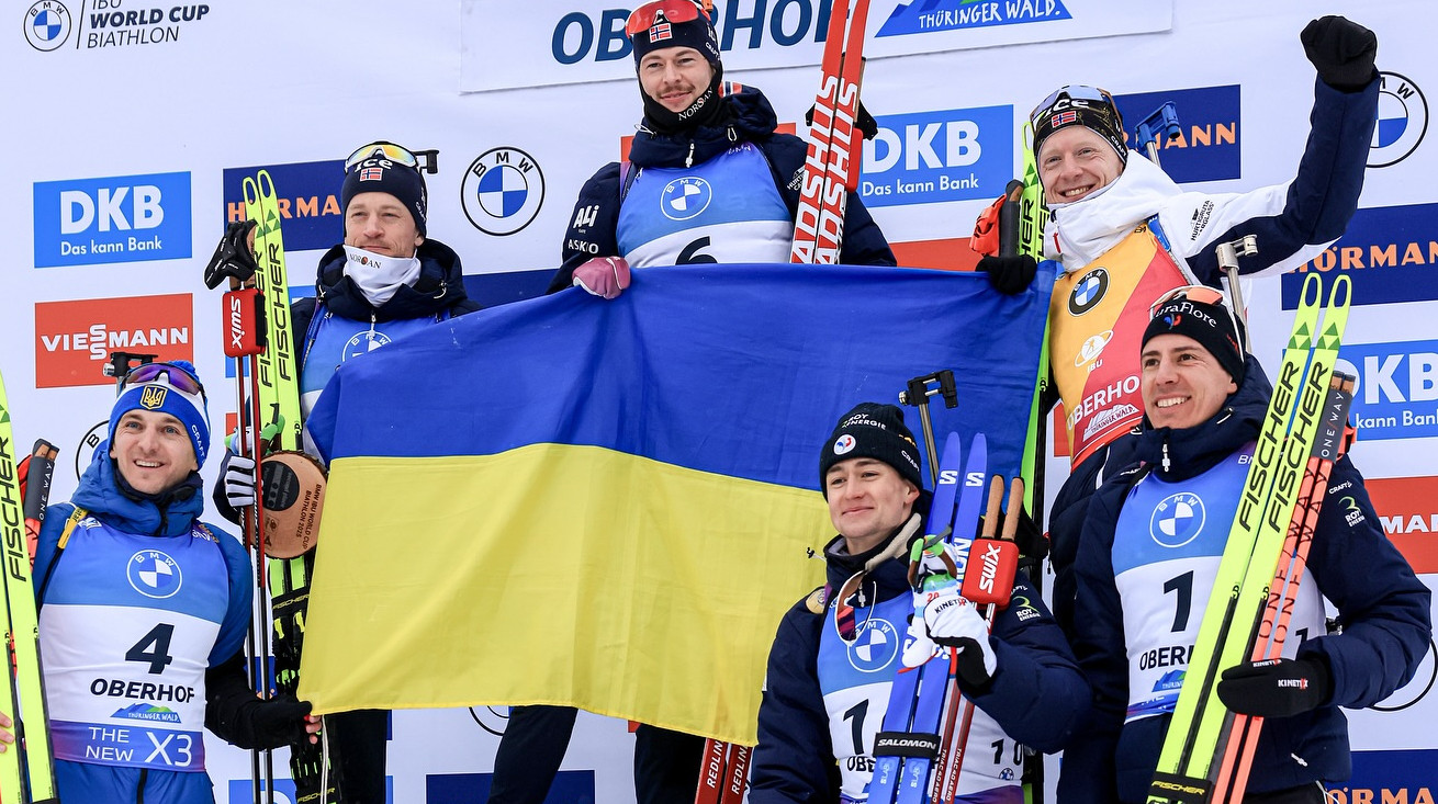 Учасники квіткової церемонії в Обергофі сфотографувалися з українським прапором