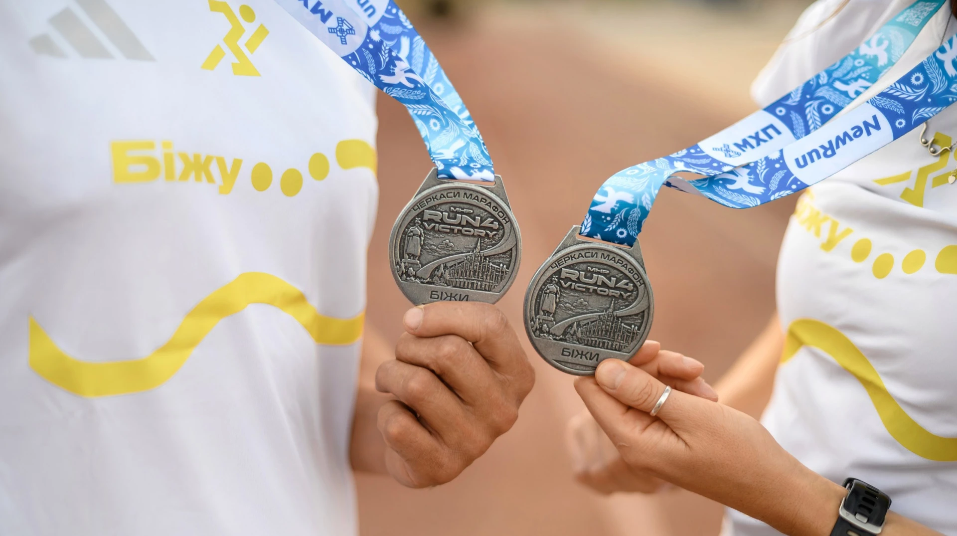 Стрічку медалі MHP Run4Victory Черкаси марафон створили за мотивами творчості Народного художника України Миколи Теліженка