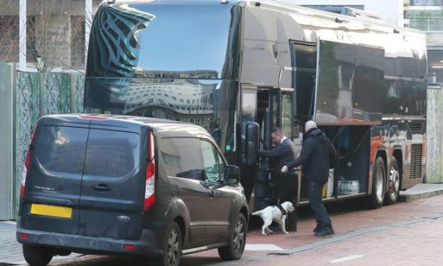 Тренер Манчестер Юнайтед за допомогою собаки-шукача оглядав автобус команди