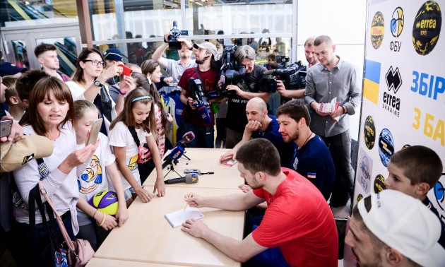 Зірки баскетбольної збірної України провели автограф-сесію. ФОТО