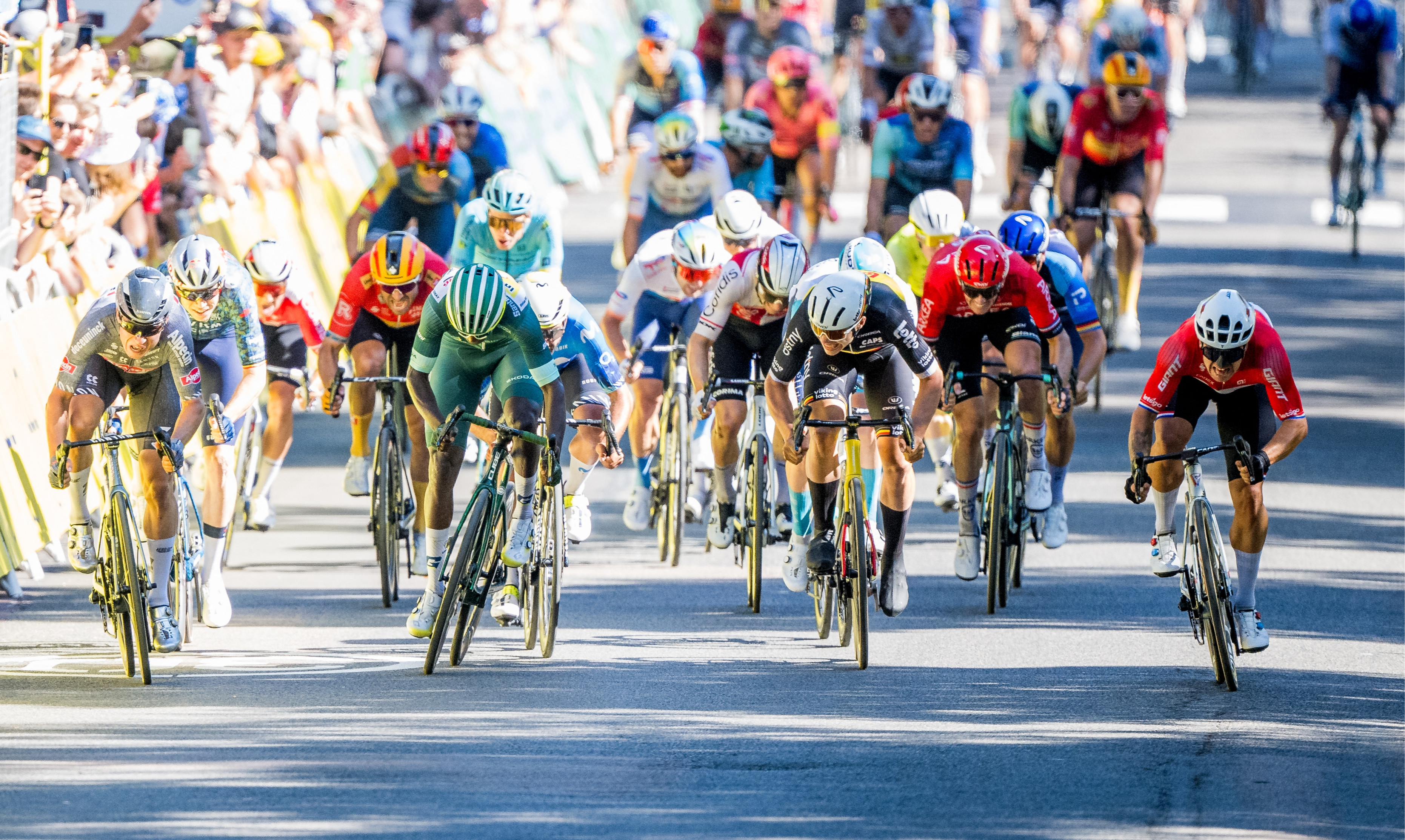 Груневеген выиграл шестой этап Тур де Франс