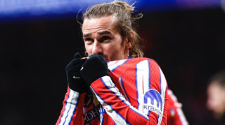 Выгодная сделка: лидер Атлетико выменял свою футболку на детскую игрушку