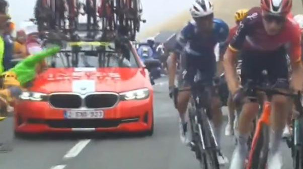 Автомобіль велокоманди Ineos Grenadiers збив уболівальника на Тур де Франс