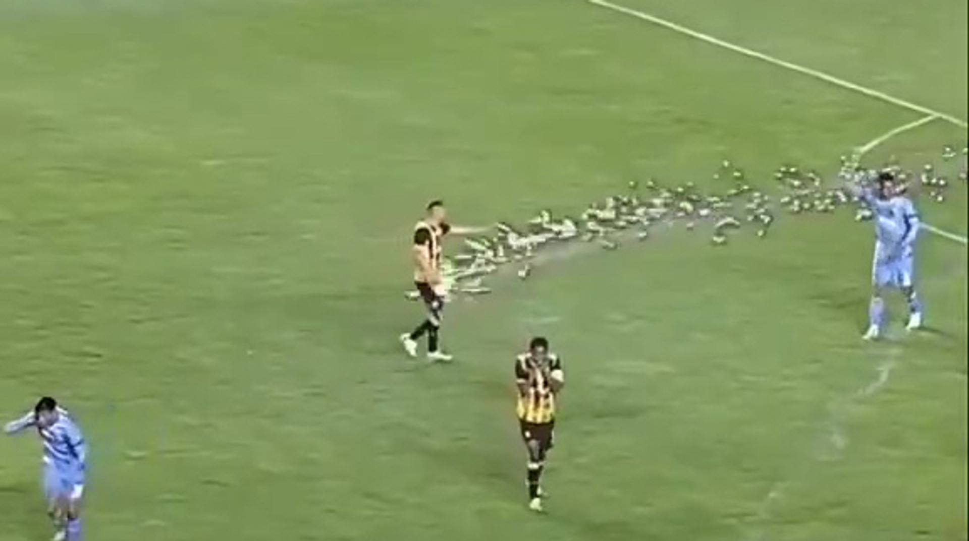 Влучили феєрверком прямо в пах: болівійський футболіст постраждав від рук фанатів після матчу