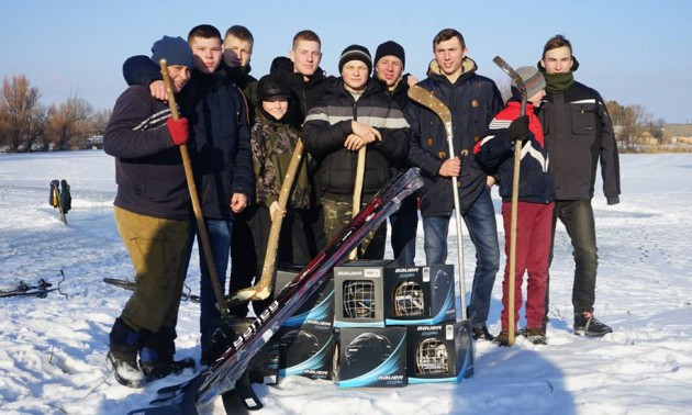 Порошенко подарував екіпіровку хокеїстам, які грають на сільському ставку. ФОТО