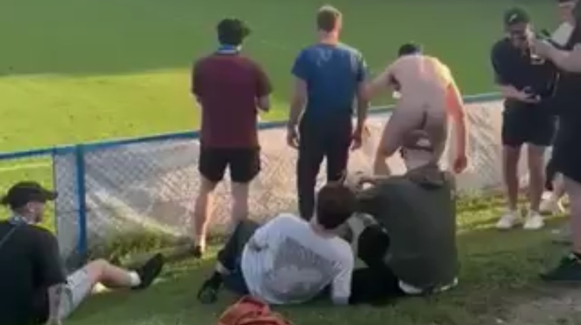 Стрип-шоу на полі: голий фанат зірвав матч у Чехії і отримав за це удар у пах від голкіпера