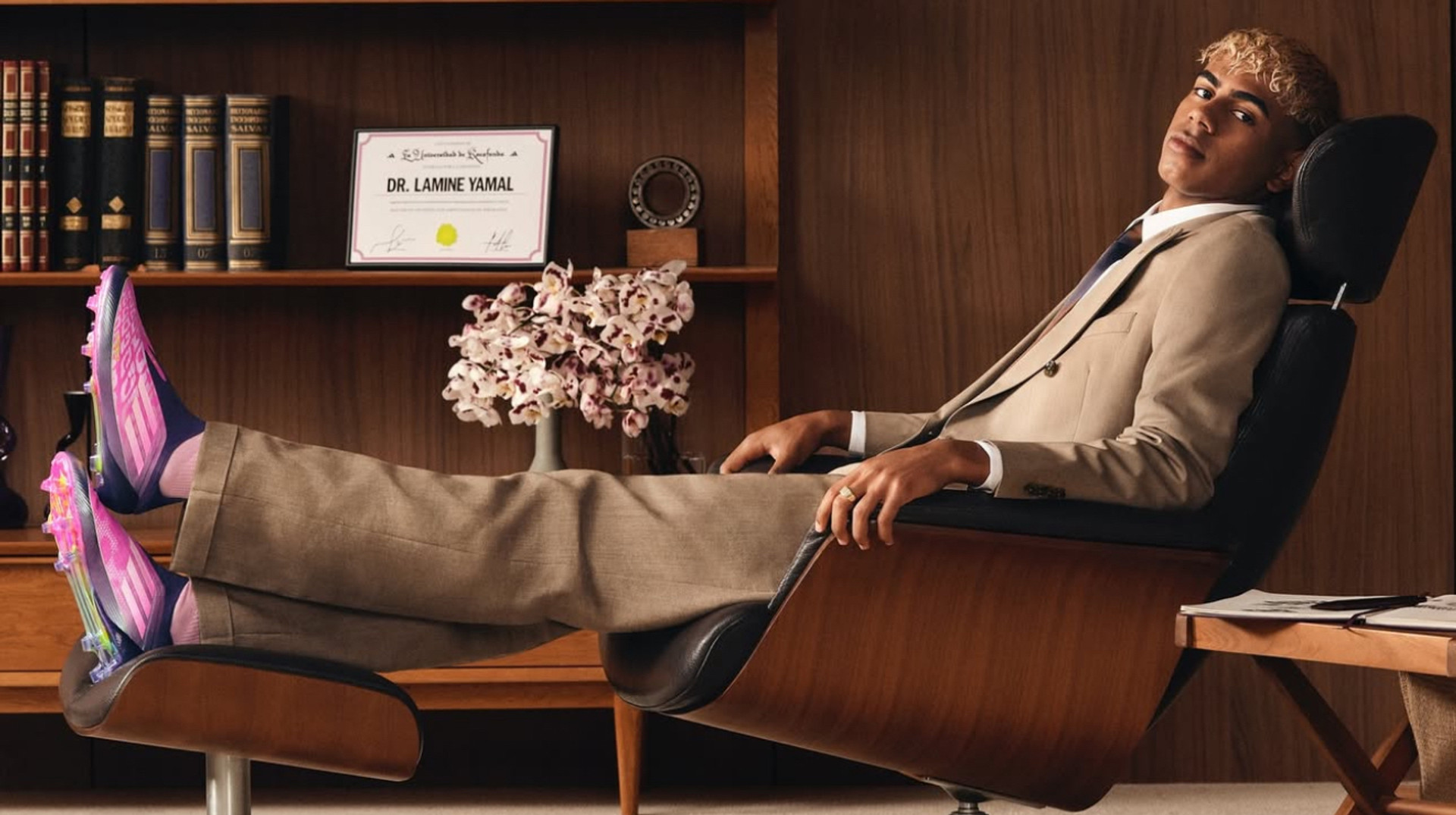 Главная звезда Барселоны презентовал новые бутсы под собственным логотипом