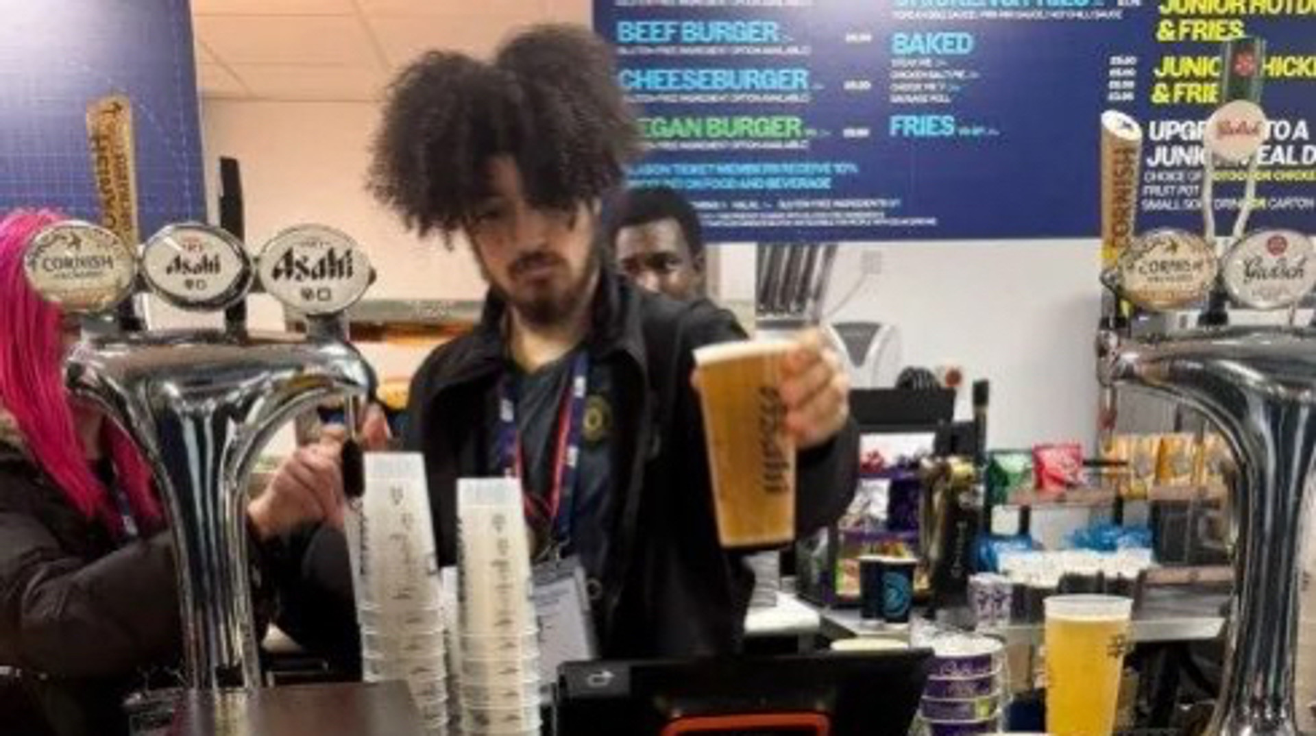 Невдаха дня: працівника бару звільнили за футболку МЮ під час дербі з Ман Сіті