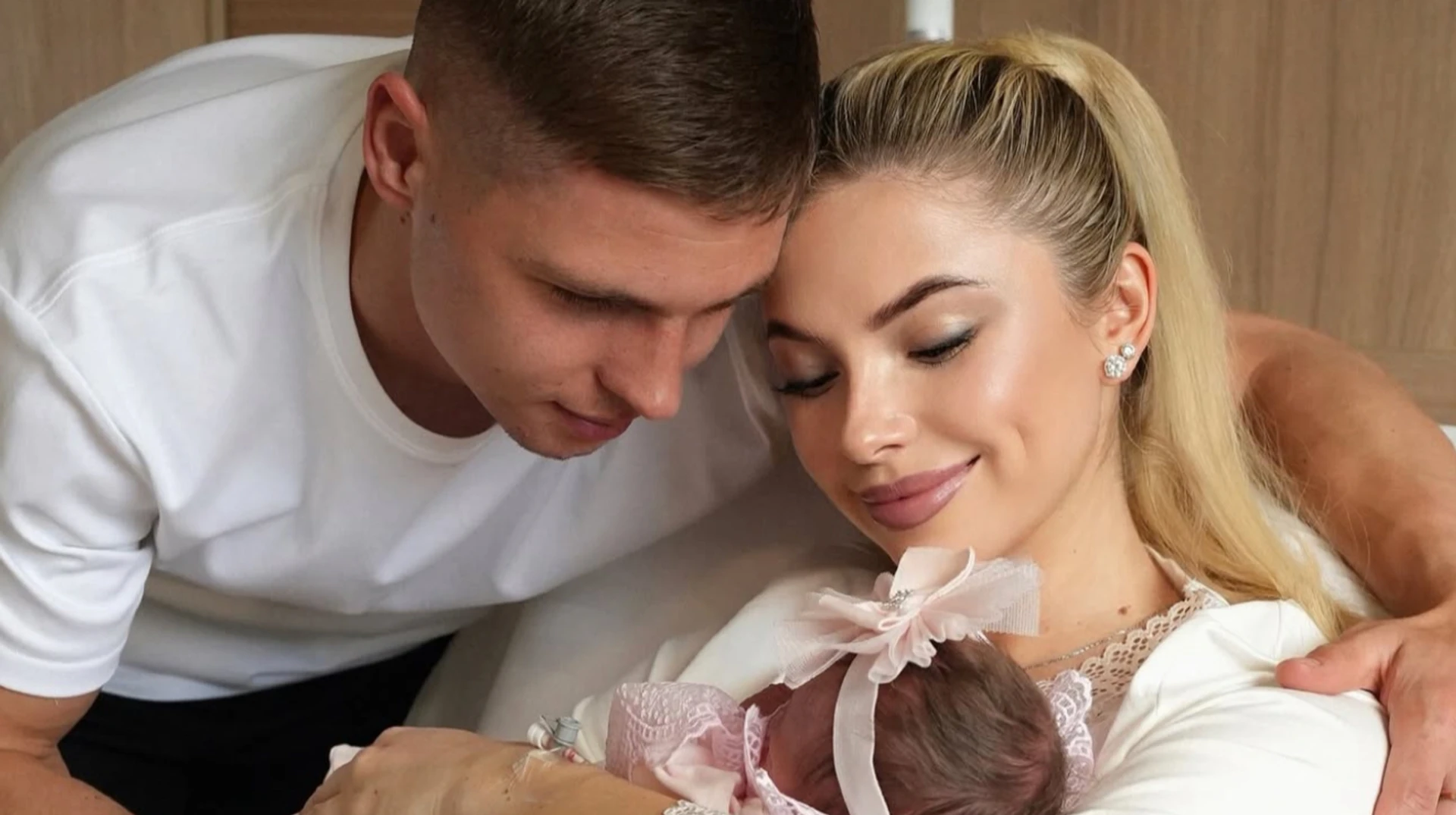 Зірка Шахтаря з дружиною мило оголосили ім'я новонародженої донечки: фото