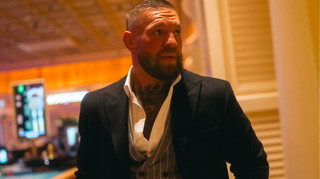 Скандал в Вегасе: Макгрегор плюнул в лицо фаната и бросил ему вызов