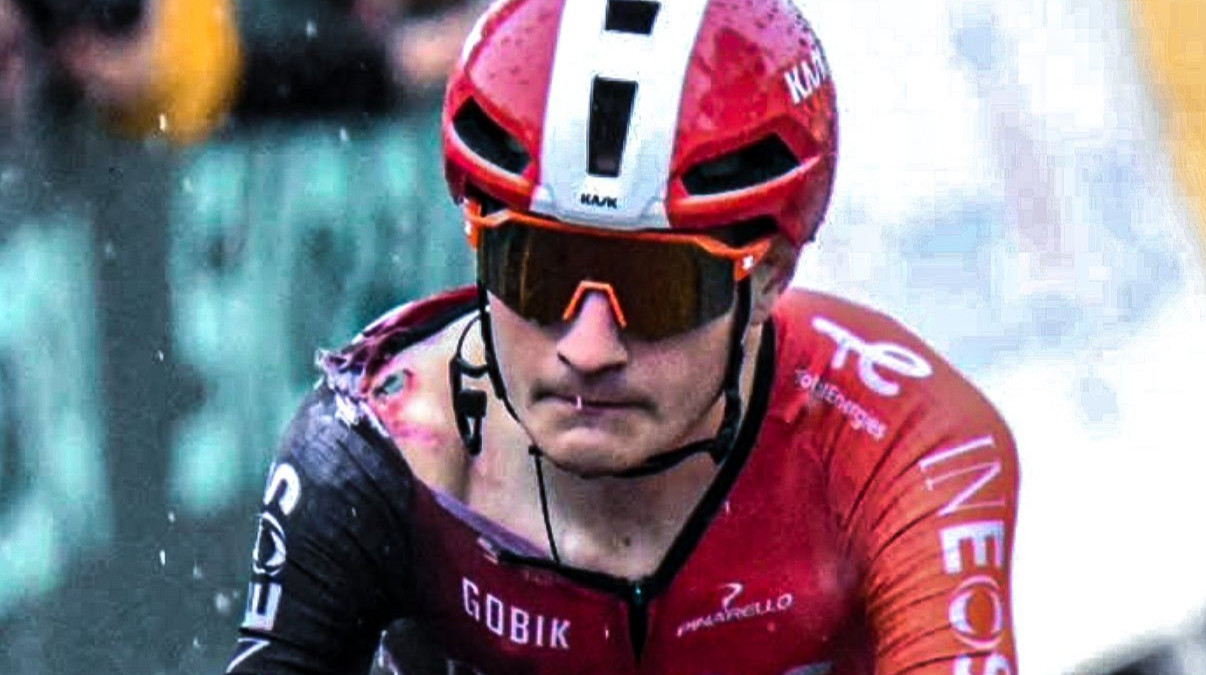 Їхав 50 км з переломом тазу. Карлос Родрігес зійшов з Тур де Франс-2025