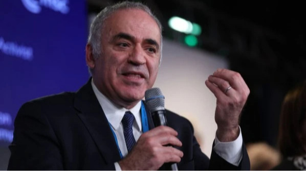 Каспаров переиграл Ананда в выставочном матче Clutch Chess: The Legends