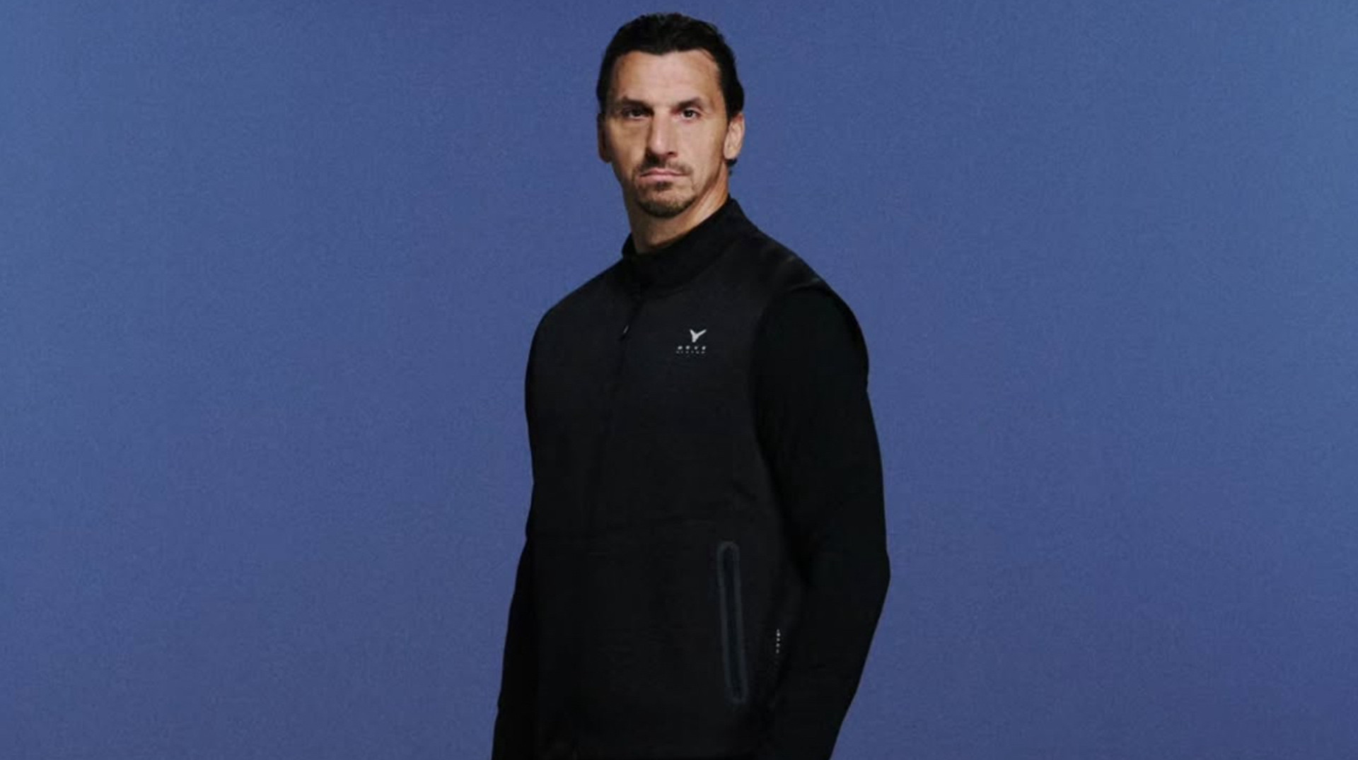 Запугал бутылку точным ударом: Ибрагимович записал забавное видео, намекнув на свою уникальность