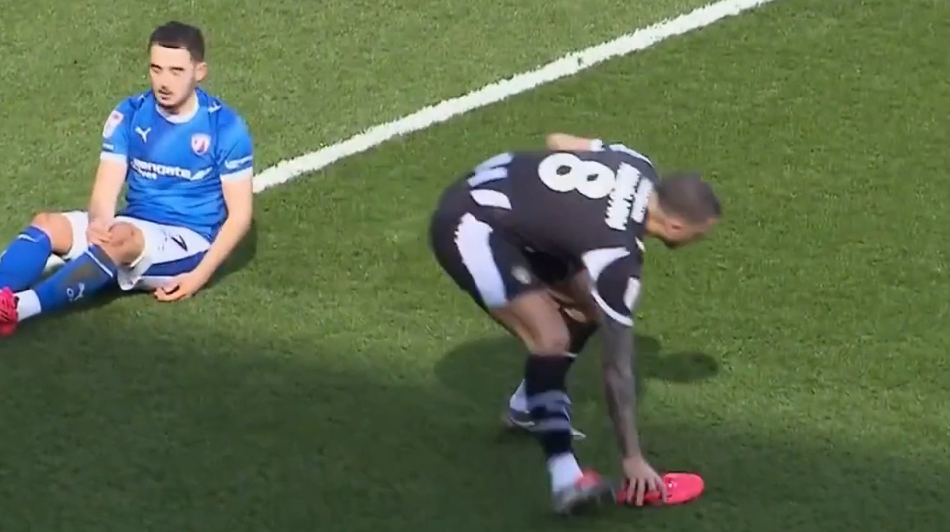 В Англії футболіст отримав вилучення за те, що викинув бутсу суперника за межі поля