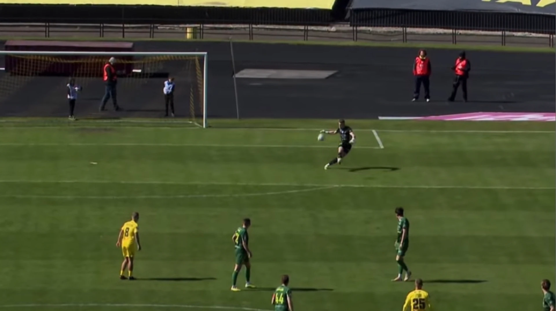 Курйоз у матчі Першої ліги: голкіпер Ниви забив гол від своїх воріт, але арбітр його не зарахував