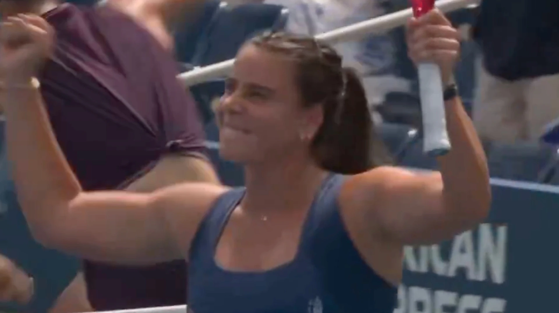 Зіркова тенісистка влаштувала трощу ракетки на US Open за спиною суперниці, яка святкувала перемогу