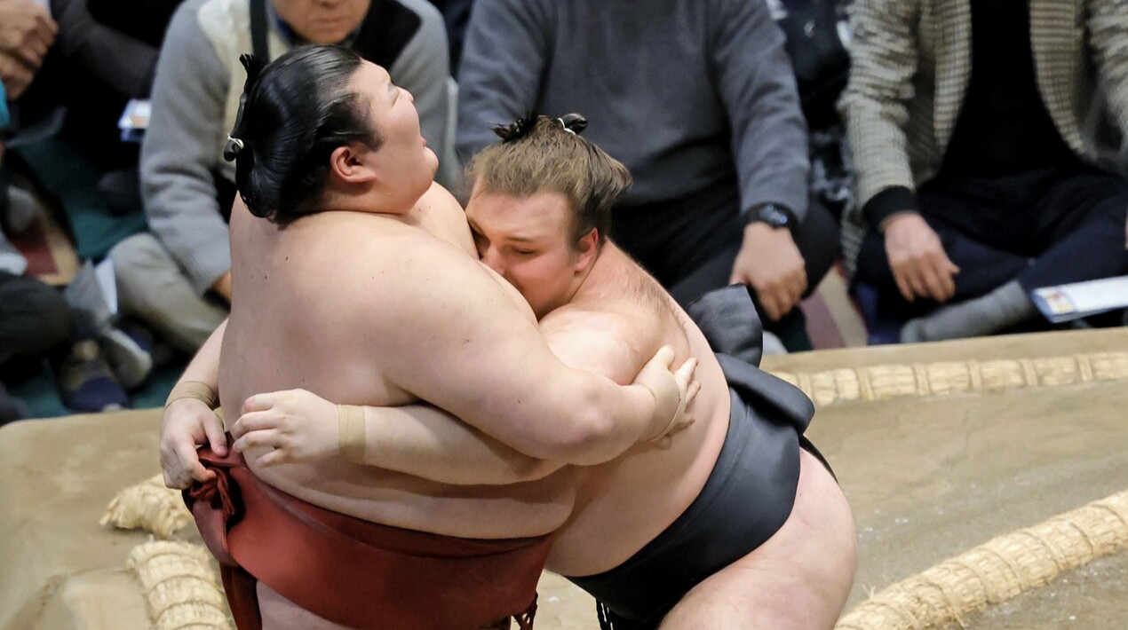 Аонишики одолел 195-килограммового японца, Шиши вернулся в группу лидеров: результаты дня Hatsu Basho