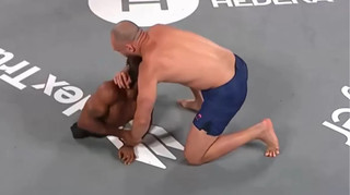 Новий рівень треш-ММА: боєць важкої ваги провів поєдинок проти суперника без ніг