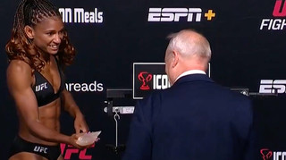 Курйоз на зважуванні UFC: бійчині довелося віддати силіконові вставки, щоб вписатися у вагу