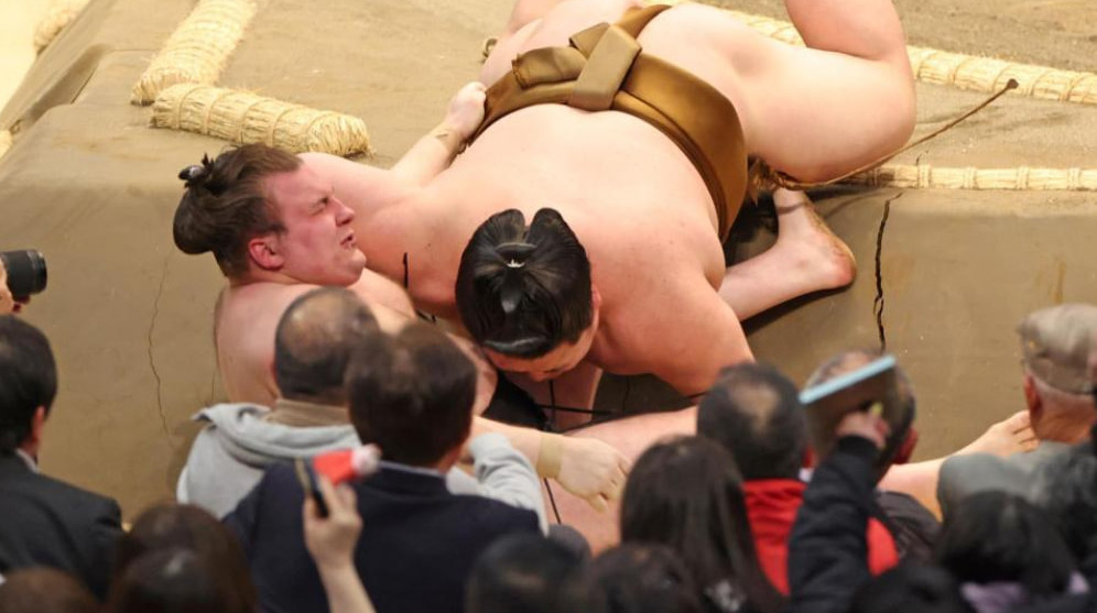 Найгірший старт за кар'єру: сумоїст Аонішікі втретє програв на турнірі Haru Basho 2026