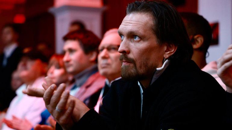 Удовольствие за 30 тысяч долларов: Усик приобрел золотой и платиновый iPhone с символической гравировкой