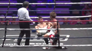 Двойной нокдаун: в Японии боксеры одновременно отправили друг друга на канвас