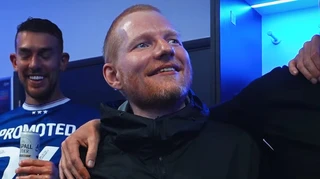Зірковий співак бурхливо відсвяткував вихід Іпсвіча в АПЛ із келихом пива і в обіймах команди