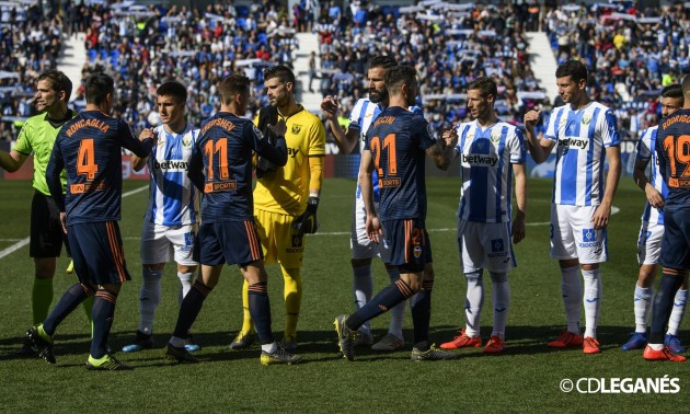 Фанати Валенсії вивісили український прапор у матчі проти команди Луніна. ФОТО