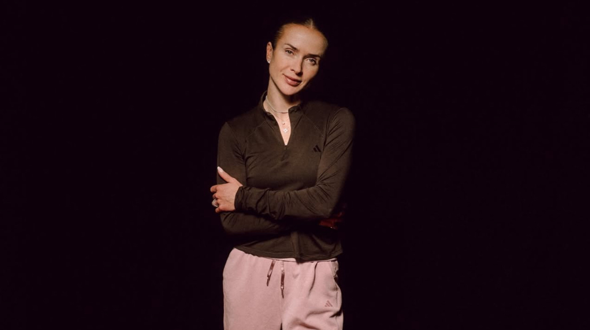 Темна естетика і спокій: Світоліна поділилася атмосферною фотосесією