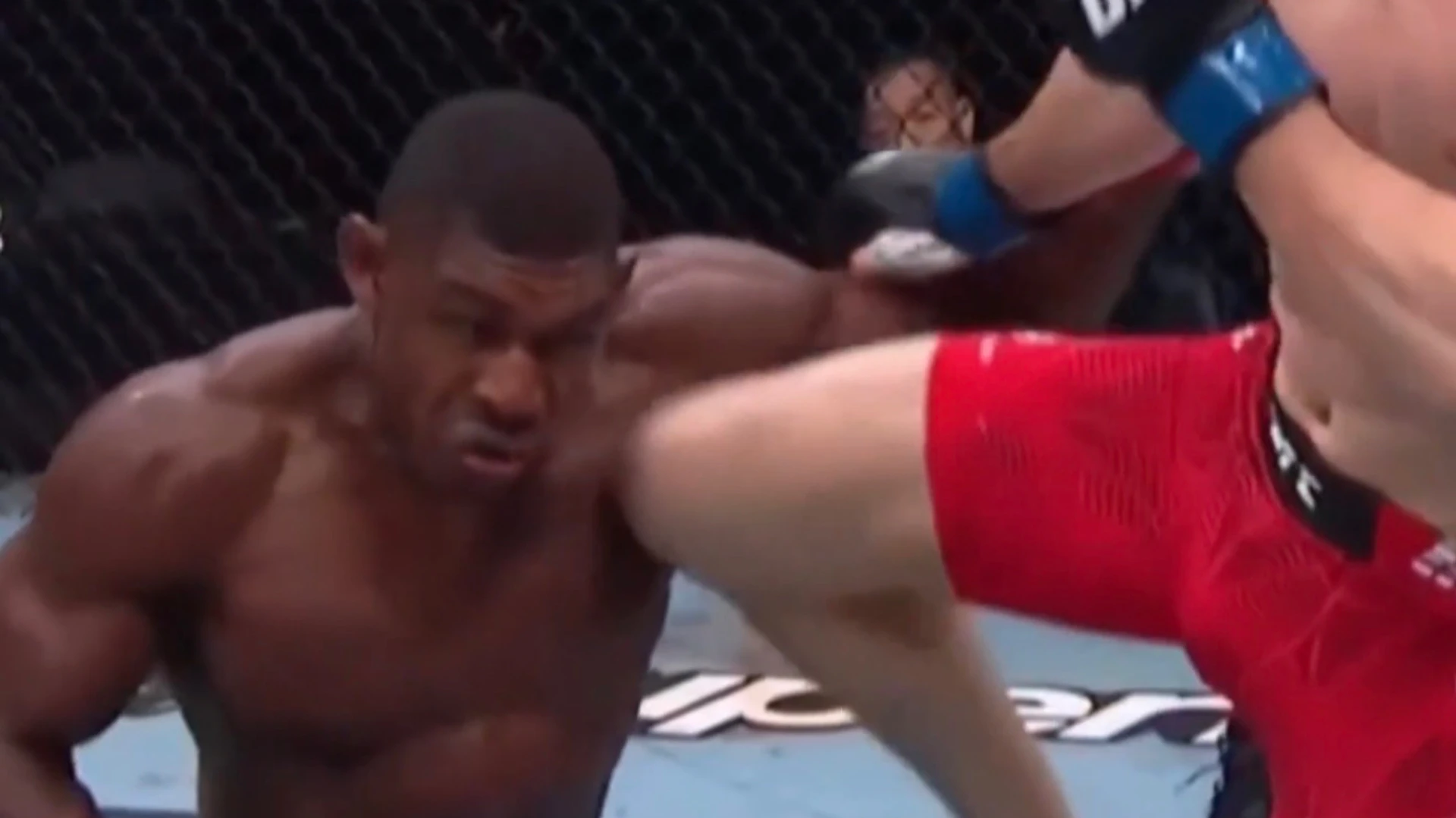 Жесткий нокаут коленом в челюсть: Мелотт эффектно вырубил Бакли на UFC Fight Night 291