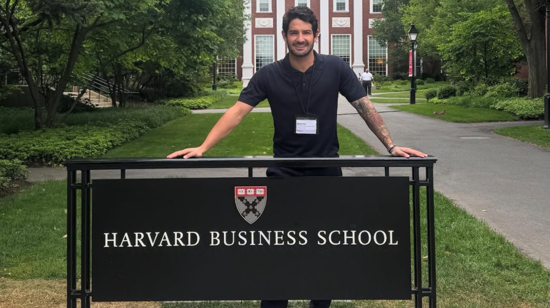 Змінив бутси на книжки з бізнесу: колишній форвард Мілана завершив навчання у Гарварді