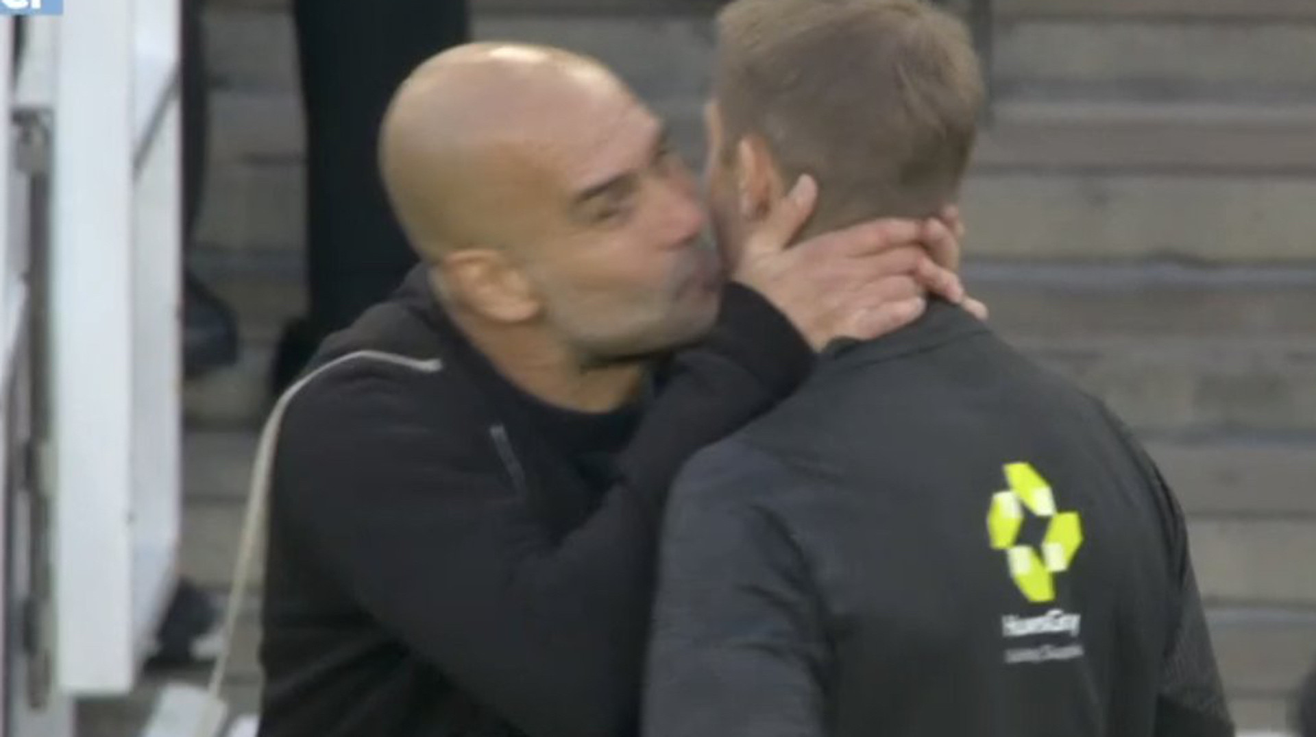 Несподіваний прояв любові: Гвардіола поцілував арбітра під час матчу з Арсеналом