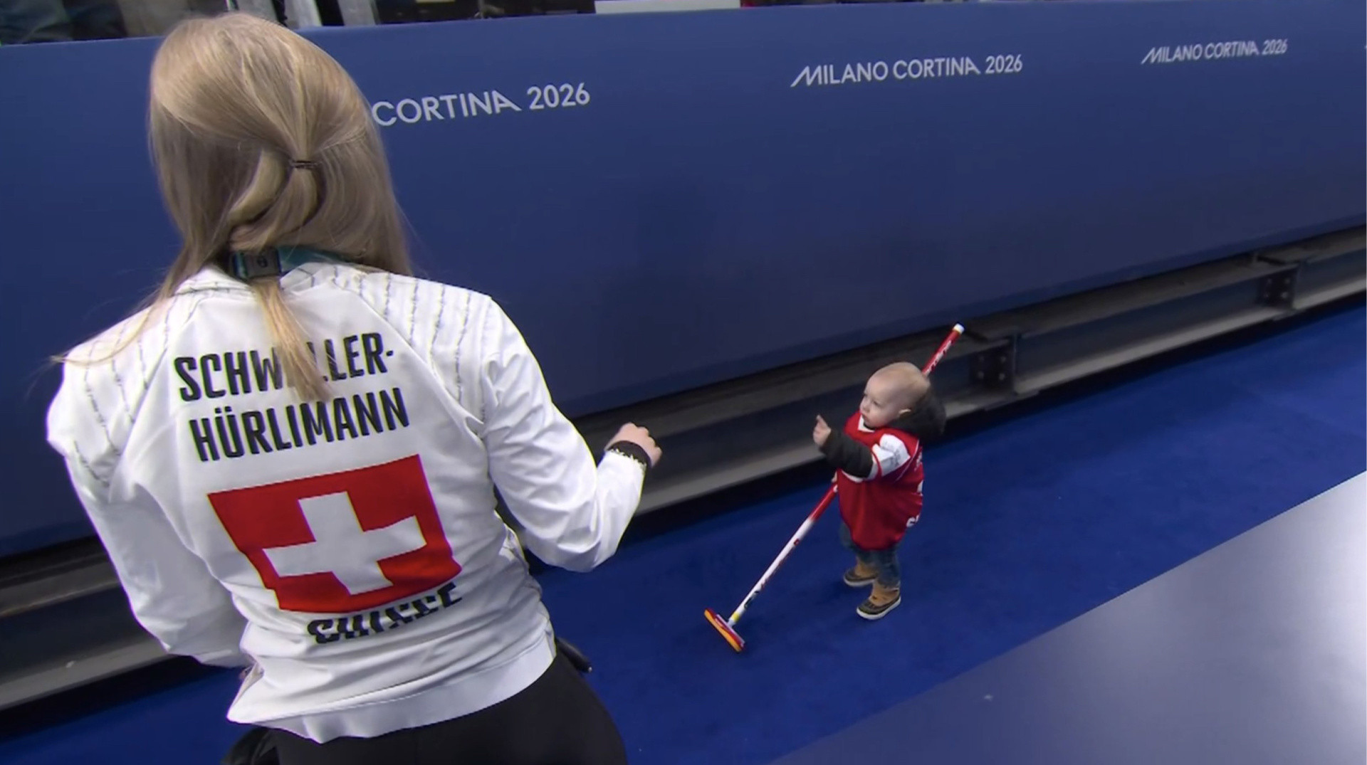 Наймиліший момент Олімпіади: команда з керлінгу попалася в об'єктиви камер зі своїм немовлям