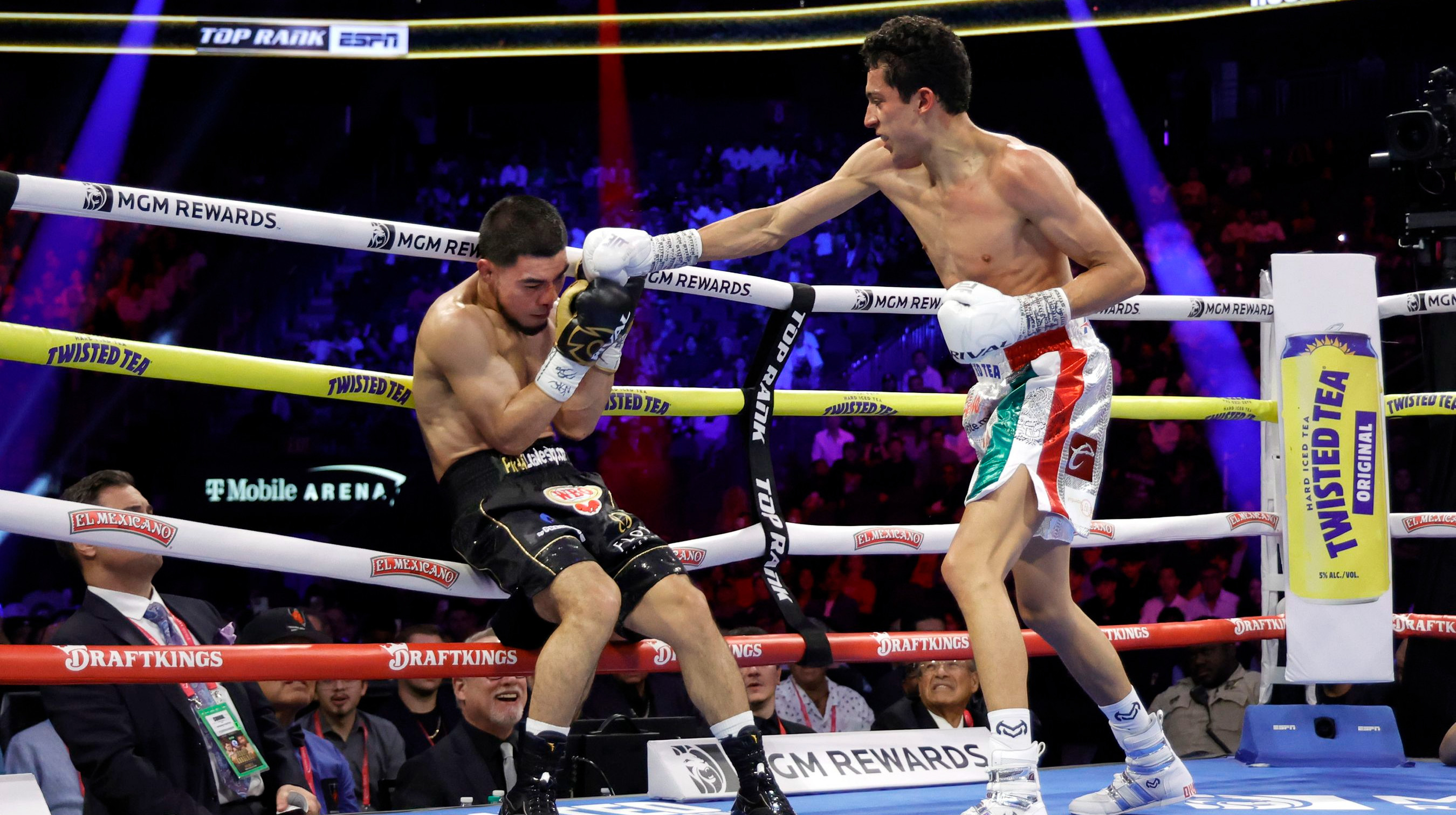 Забив аперкотами: Еспіноза нокаутом захистив титул WBO