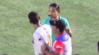 Скандал у Колумбії: футболіст вдарив жінку-арбітра, але отримав неочікувану відповідь