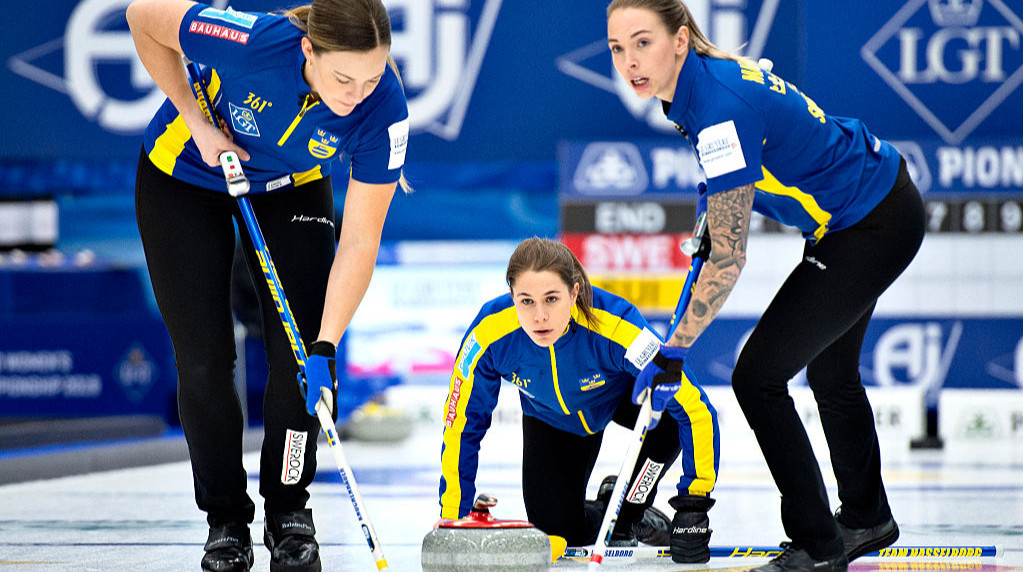 Жіночі змагання з керлінгу перенесли через снігопад