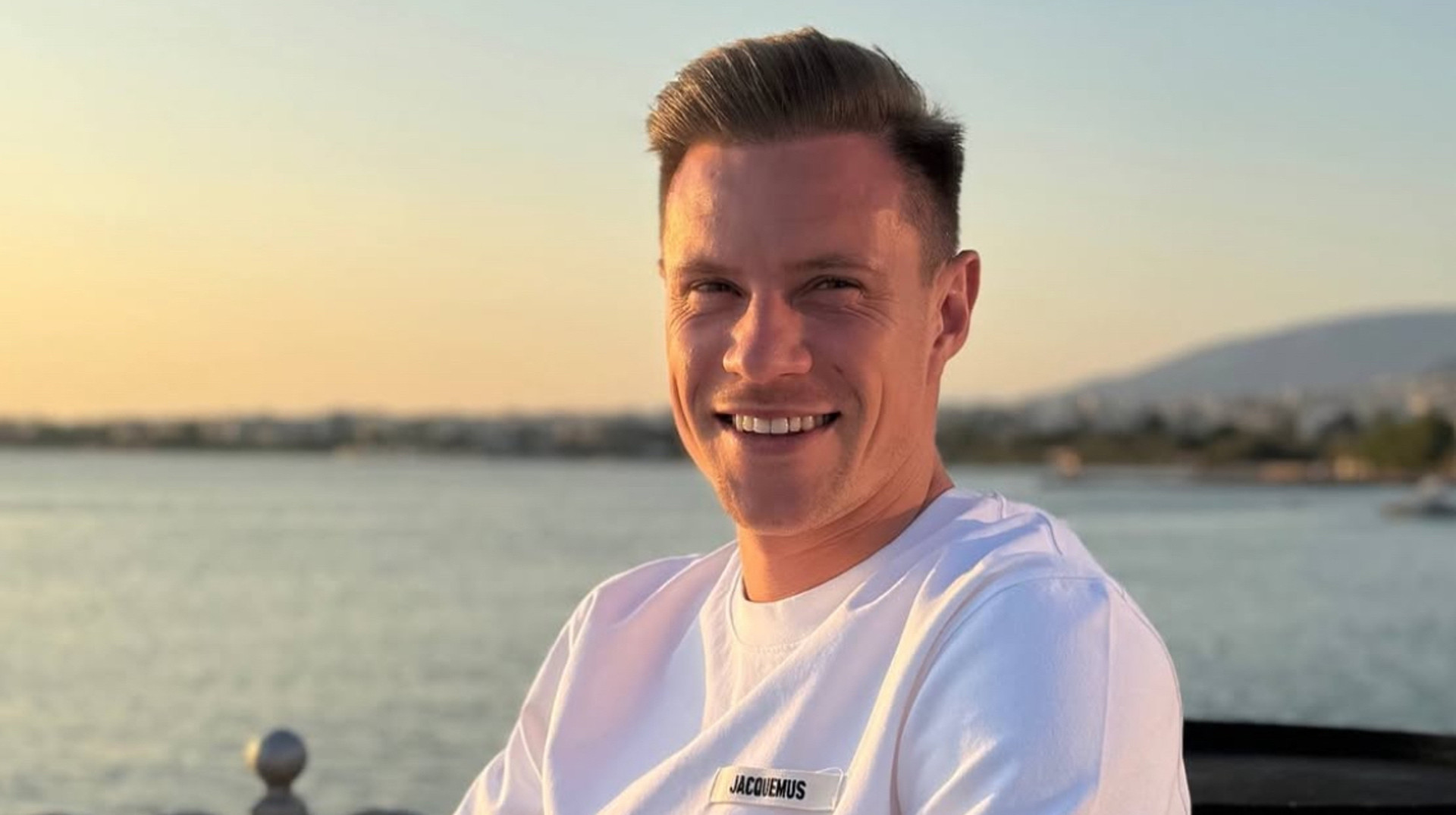 Капитан Барселоны, который недавно развелся из-за измены, засветился на отдыхе с новой девушкой