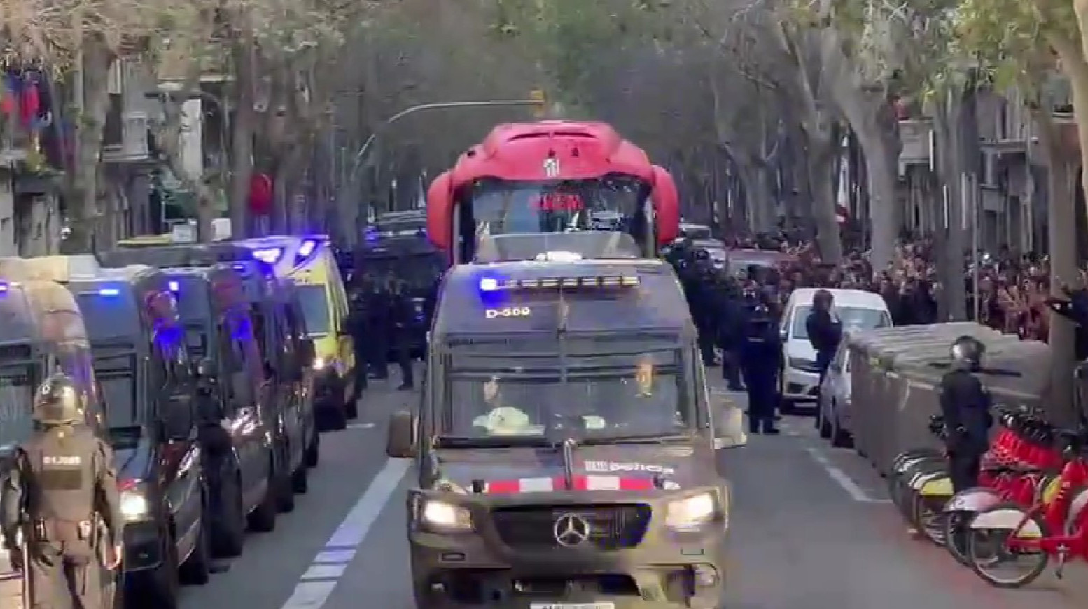 Фанаты Барселоны забросали камнями автобус Атлетико, разбив окна