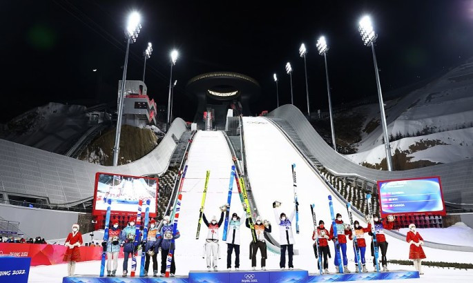 Фінал стрибків з трампліна на Олімпіаді-2022 закінчився масовою дискваліфікацією