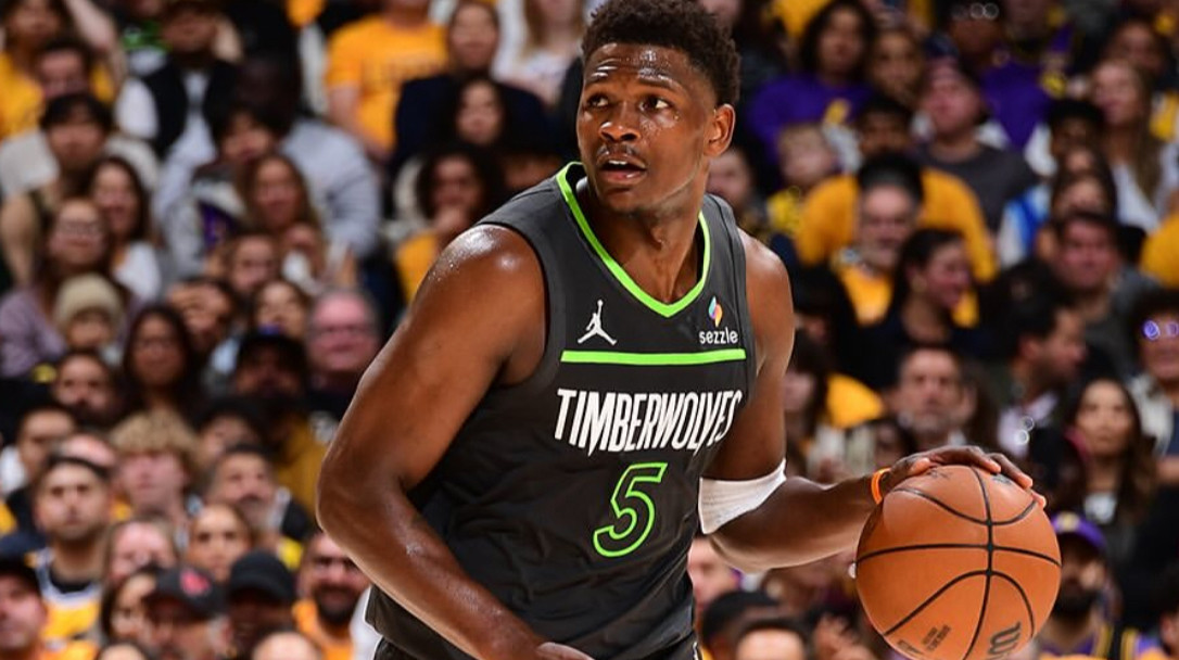 НБА оштрафувала Едвардса за нецензурну лайку на адресу фанатів