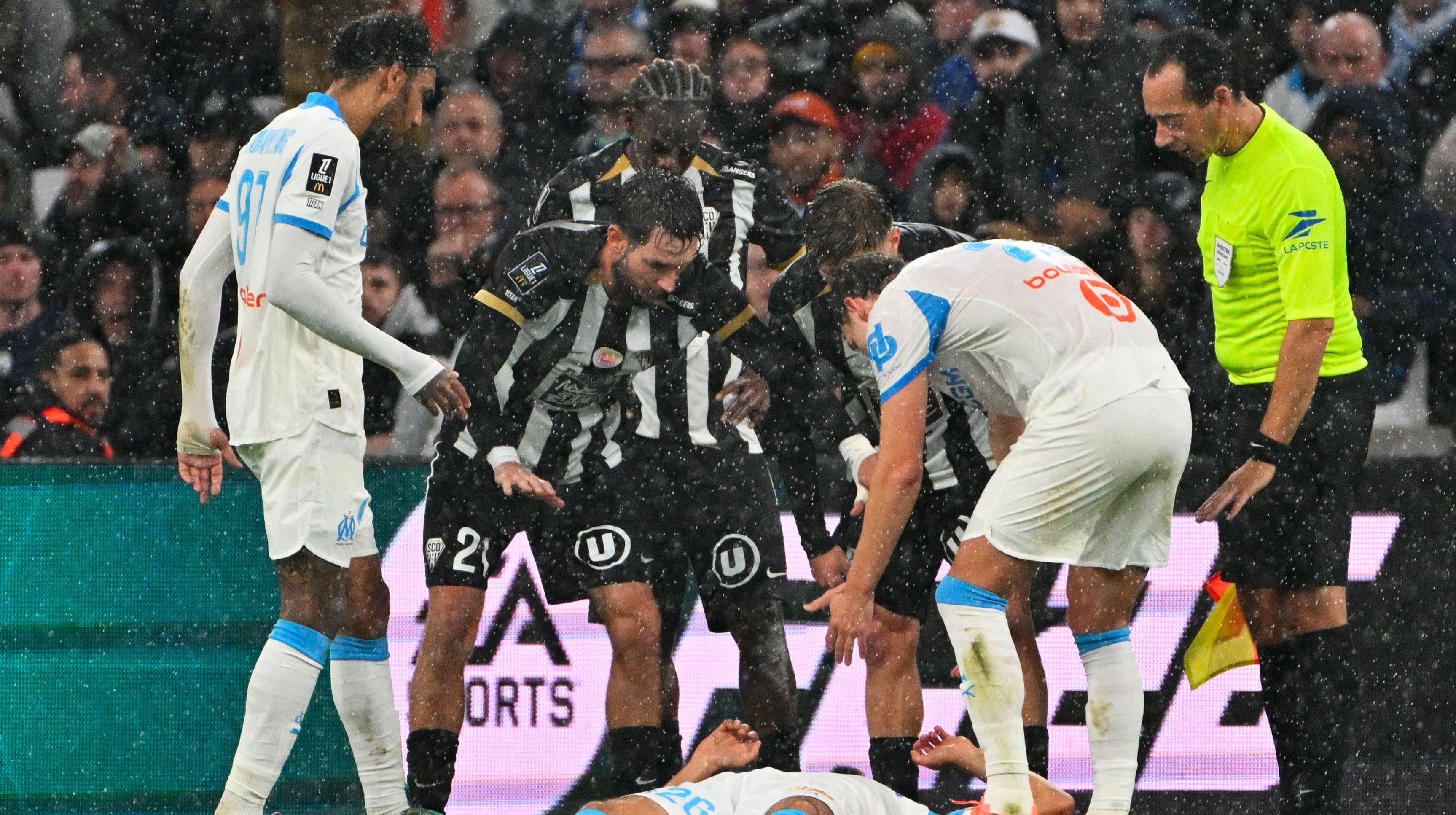 Гравець Марселя знепритомнів під час матчу Ліги 1, клуб відзвітував про стан гравця
