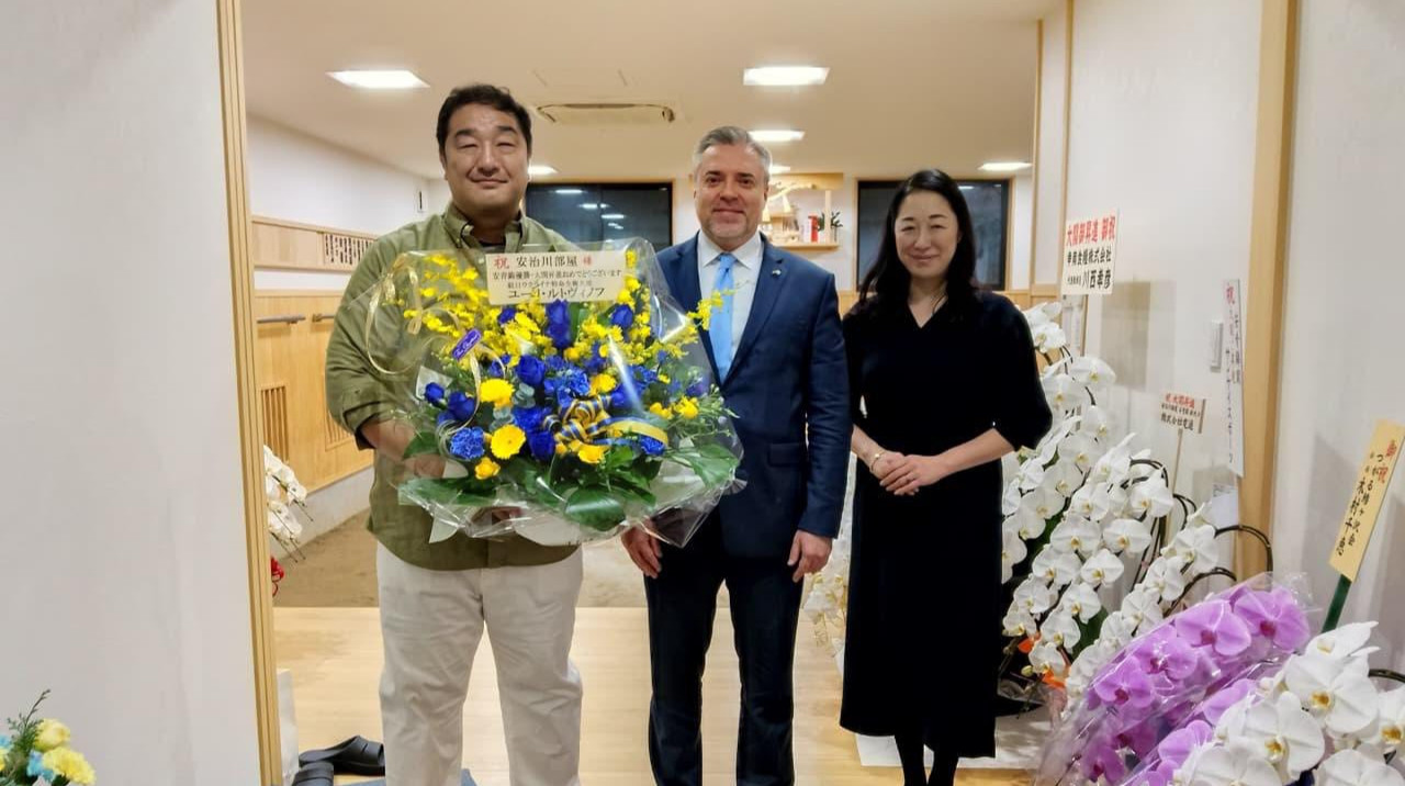 Посол України в Японії подарував тренеру Аонішікі символічний букет синьо-жовтих квітів