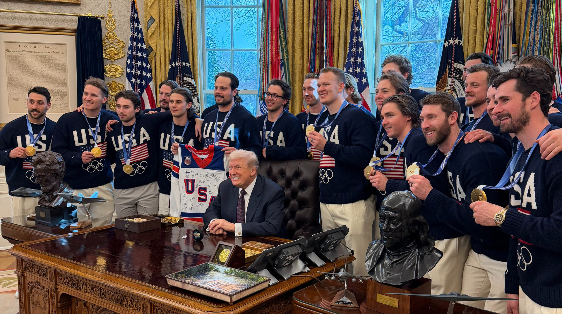 Я її не віддам: Трамп узяв медаль у гравця збірної США з хокею під час візиту команди в Білий дім