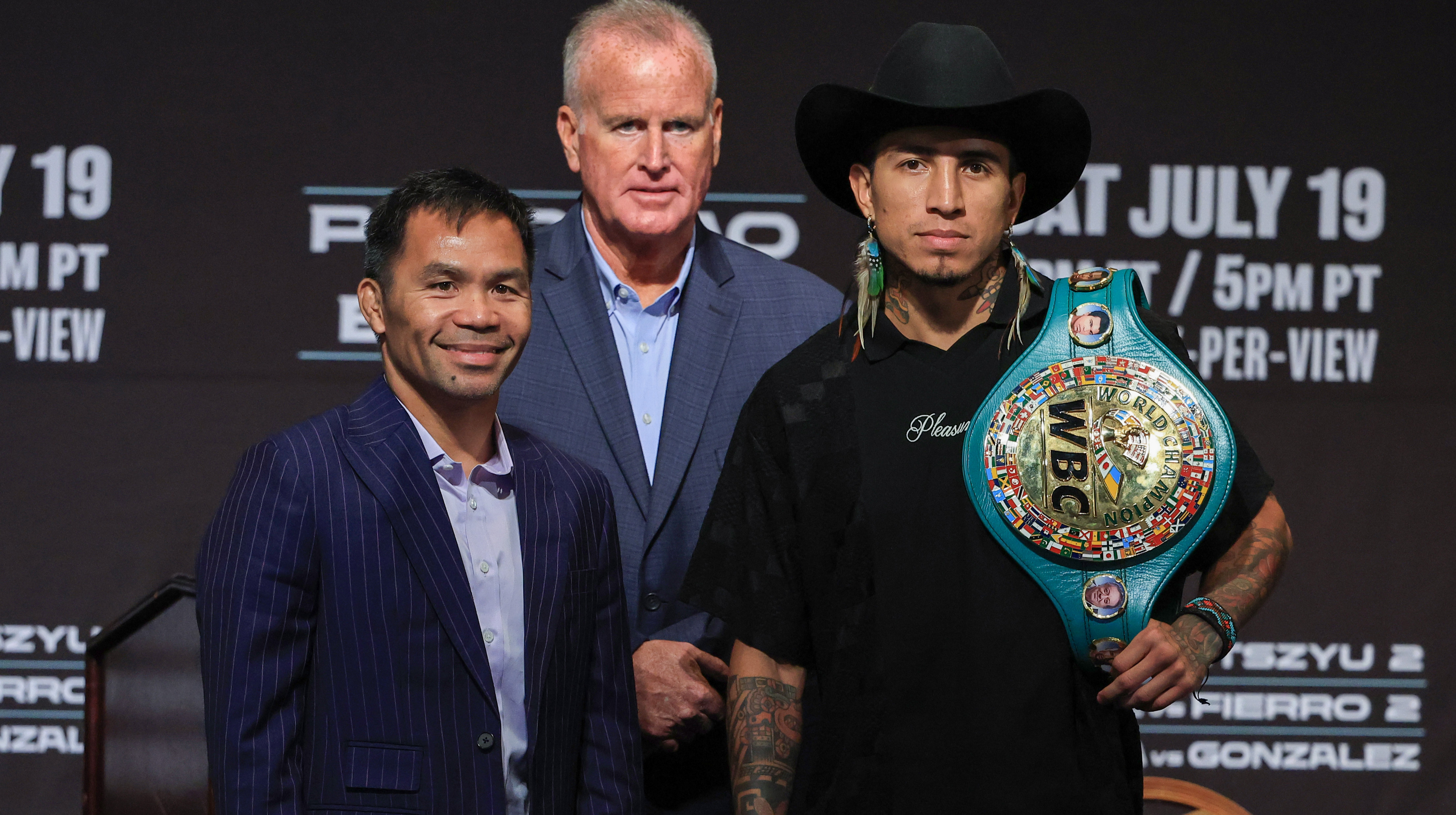 Пакьяо и Барриос провели дуэль взгляда накануне боя за титул чемпиона мира