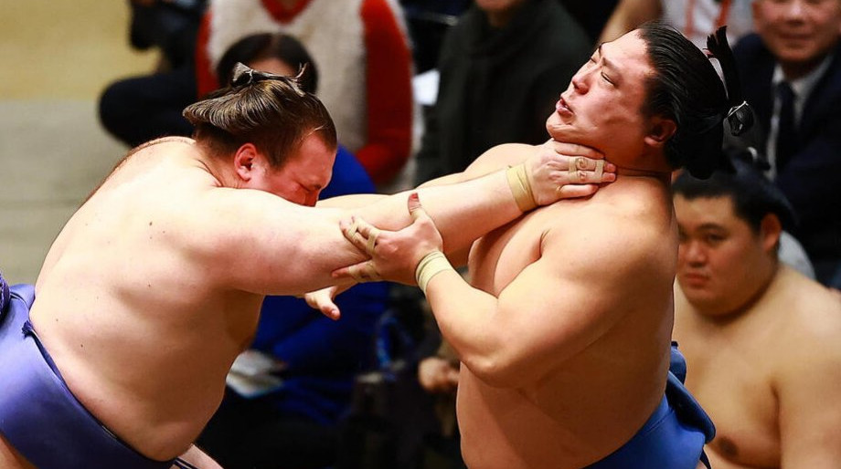 Українець Аонішікі покращив своє турнірне положення, йокозуни знову програли: результати Hatsu Basho