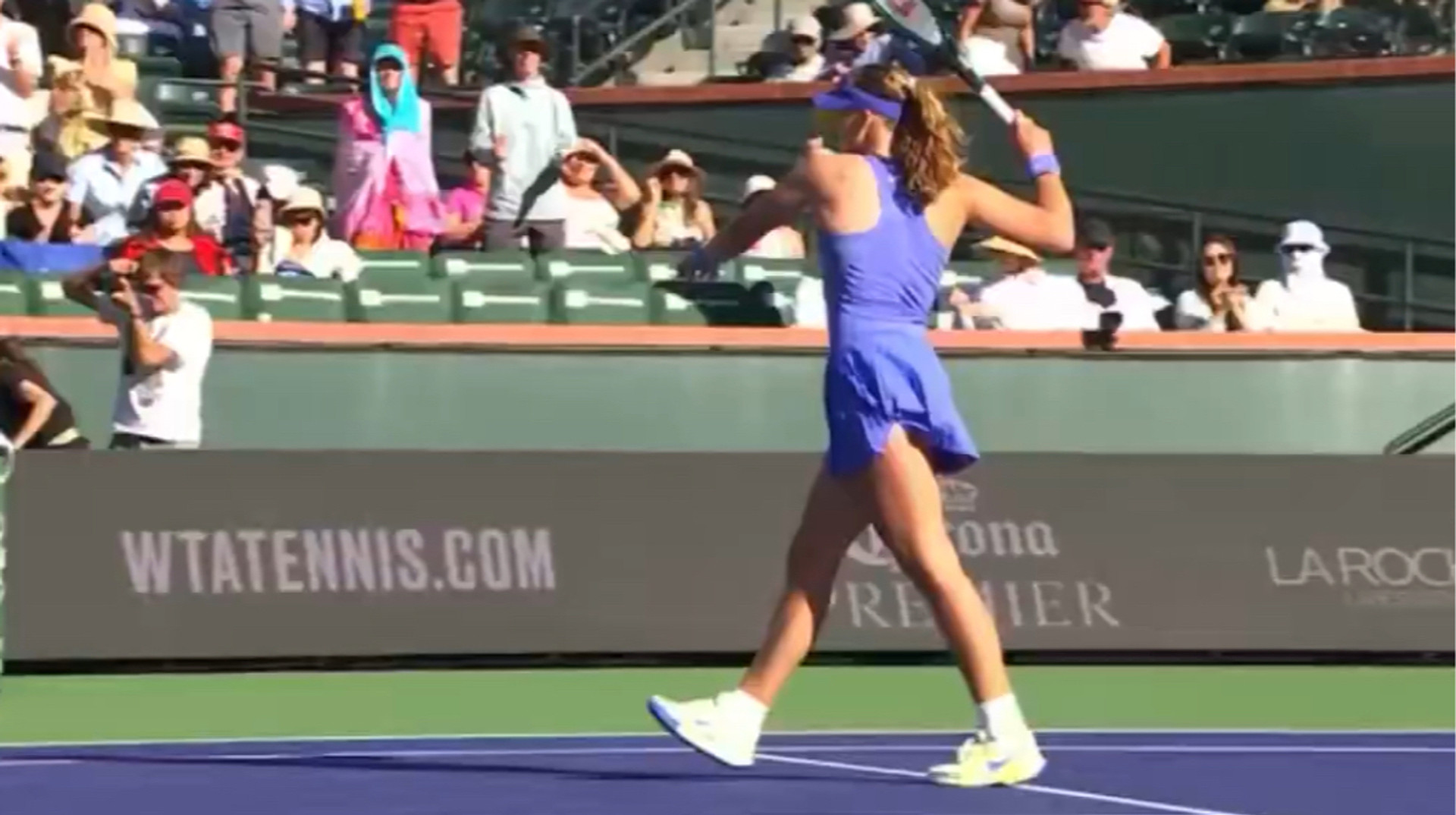 Розбила ракетку і послала фанатів: росіянка Андрєєва зганьбилася після поразки на Індіан-Веллс